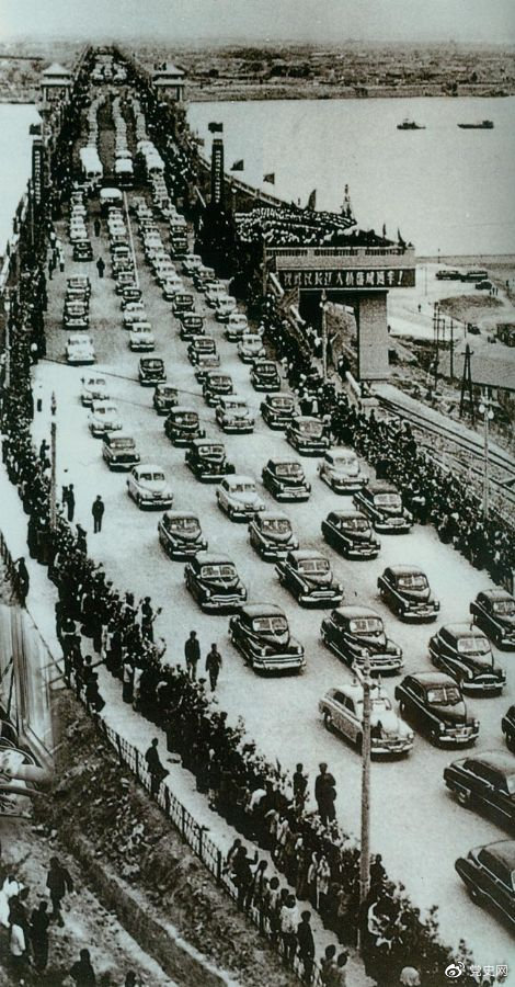 1957年10月15日，武漢長江大橋舉行通車典禮。這是中國在長江上修建的第一座鐵路、公路兩用橋梁。圖為通車典禮。