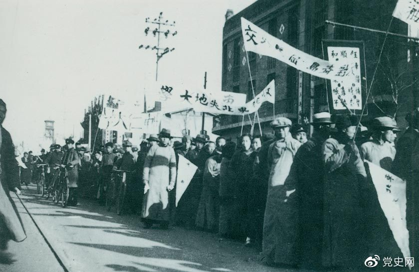 1935年12月9日，中國(guó)共產(chǎn)黨領(lǐng)導(dǎo)北平學(xué)生掀起聲勢(shì)浩大的抗日救亡運(yùn)動(dòng)，并迅速波及全國(guó)，形成抗日救國(guó)的新高潮。圖為游行隊(duì)伍。