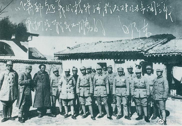 　　1931年12月14日，國民黨第二十六路軍在趙博生、董振堂、季振同、黃中岳率領下，于江西寧都起義，加入工農紅軍，編為紅軍第五軍團。圖為1937年毛澤東、王稼祥、蕭勁光與寧都起義的參加者在延安合影。