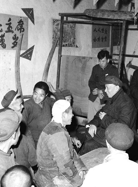 1961年4月8日，劉少奇到湖南省湘潭縣許家垅（河東人民公社河塘大隊長塘生產隊）進行調查研究時和社員許慶云談話。新華社圖片