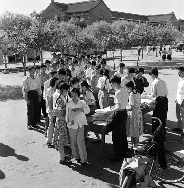 1957年6月19日，北京大學學生在校園內購買刊有毛澤東《關于正確處理人民內部矛盾的問題》一文的《人民日報》。新華社圖片