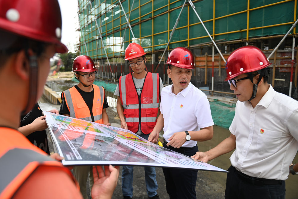 　　在浙江省寧波市奉化區(qū)蕭王廟街道滕頭村，二十大代表、滕頭村黨委書記、村委會主任傅平均（右二）在村黨群服務中心大樓建設工地察看施工進展（2022年9月16日攝）。