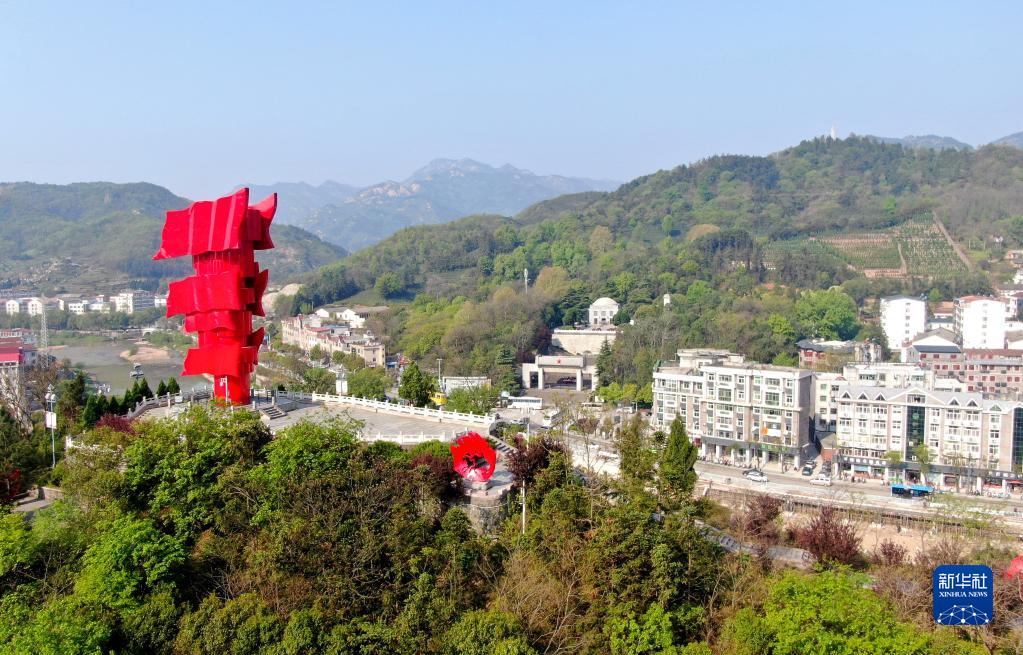 　　這是鄂豫皖蘇區(qū)首府革命博物館附近的英雄山上的“紅旗飄飄”主題雕塑（2021年4月9日攝，無人機(jī)照片）。新華社發(fā)