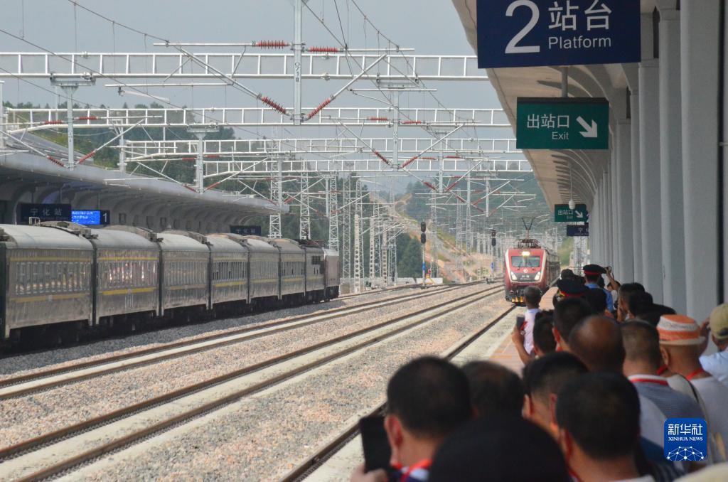 2021年9月30日，在福建寧化火車站，旅客在站臺上候車。新華社記者 龐夢霞 攝