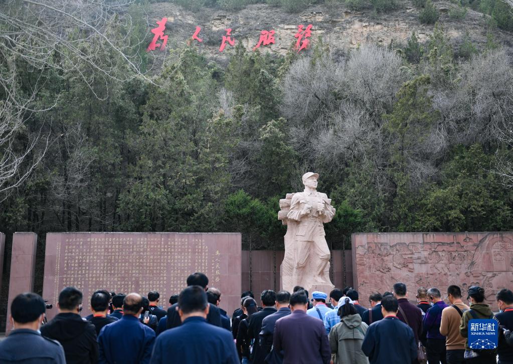 　　黨員干部在陜西省延安市張思德廣場進行現(xiàn)場教學活動（3月29日攝）。新華社記者 張博文 攝