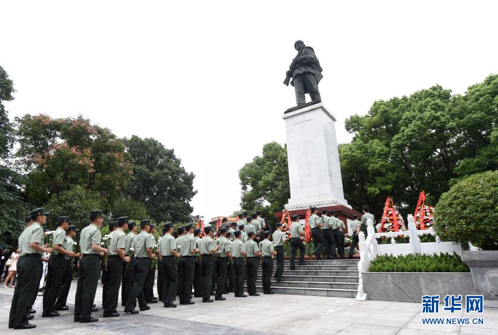 在位于重慶市銅梁區(qū)的邱少云烈士紀念館，武警官兵向邱少云烈士紀念碑獻花（2017年9月30日攝）。新華社記者 唐奕 攝