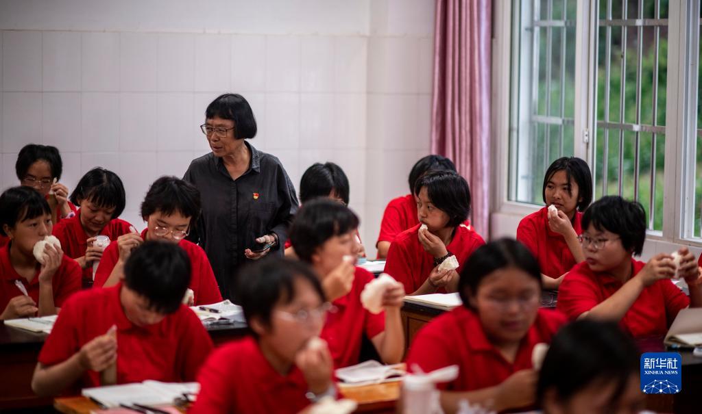 云南麗江華坪女子高級中學校長張桂梅在晨讀之后來到教室督促大家好好吃飯（2021年8月24日攝）。新華社記者 江文耀 攝